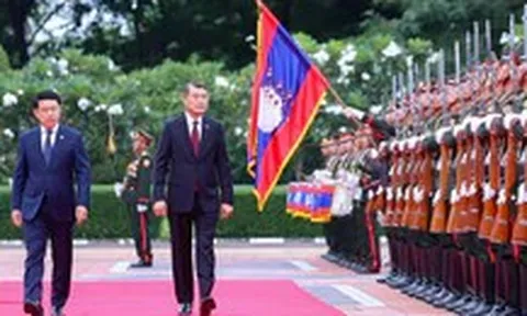 Lễ đón trọng thể Thủ tướng Lê Minh Hưng thăm chính thức Lào