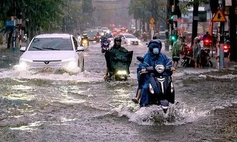 Mưa lớn ở Đồng Nai, nước từ hẻm tuôn như thác, nhiều tuyến đường ùn tắc