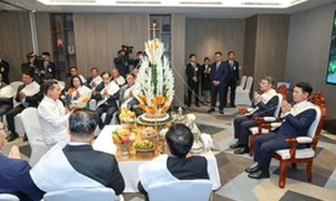Thủ tướng Lê Minh Hưng dự lễ buộc chỉ cổ tay truyền thống của Lào