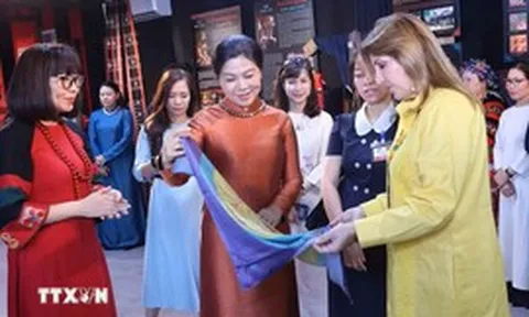 Phu nhân Tổng Bí thư, Chủ tịch nước Tô Lâm và Phu nhân Tổng thống Panama tìm hiểu văn hóa các dân tộc Việt Nam