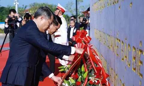 Hai Thủ tướng Việt Nam, Lào dâng hoa tưởng niệm các vị lãnh tụ hai nước