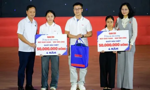 Tặng 50 triệu đồng cho nữ SV mất mẹ, bố bệnh tâm thần, mỗi ngày may 500 chiếc khăn kiếm 50.000 đồng
