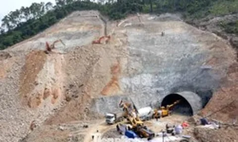 Cận cảnh thi công hầm xuyên núi trên cao tốc kết nối với Lào