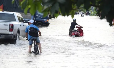 Triều cường 1,71m, nhiều tuyến đường TP.HCM ngập gần lút bánh xe
