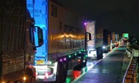 Kẹt xe nghiêm trọng trên cao tốc Hòa Liên - Túy Loan, 3 giờ đi chưa được 4km