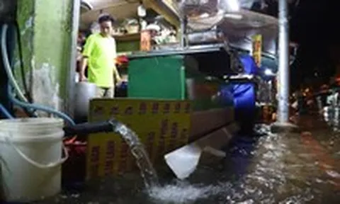 Triều cường đạt đỉnh sáng cuối tuần, người dân thức từ 4h sáng để tát nước