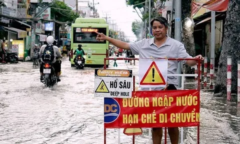 Nhiều tuyến đường ở TP.HCM ngập vì triều cường đạt đỉnh