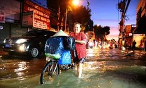 4h30 triều cường đã tràn đường, sáng đầu tuần người dân TP.HCM đi lại chật vật