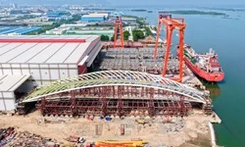 ‘Siêu sà lan’ đã neo đậu gần nhà máy của Tập đoàn Đại Dũng, chuẩn bị lai dắt khối cầu đi bộ nặng 3.000 tấn qua sông Sài Gòn
