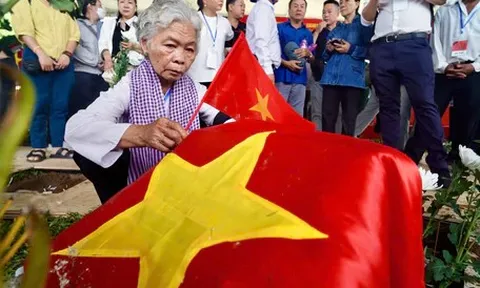 Các anh trở về giữa lòng nhân dân, ấm vô cùng vòng tay mẹ Việt Nam
