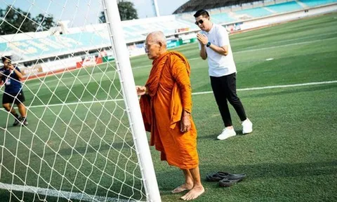 Mời cao tăng 'làm phép', đội bóng của HLV Park Hang Seo thoát hiểm ngoạn mục