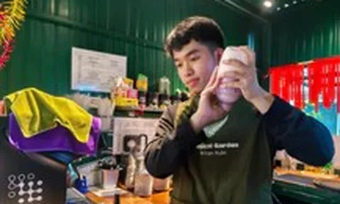 'Hỏi sao không ăn trưa mới biết em chỉ ăn 1 bữa', chủ quán cà phê kể về nam sinh đậu ĐH Huế 27,17 điểm