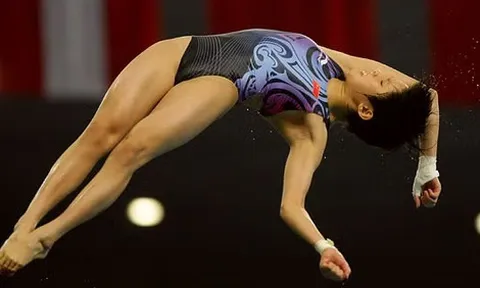 Thần đồng Trung Quốc khổ luyện từ mẫu giáo, nhịn ăn tối 2 năm để vô địch Olympic
