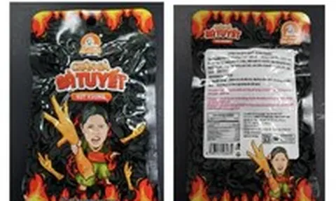 Nhật tiêu hủy nhiều sản phẩm cấm nhập bán ở tiệm tạp hóa, có 'chân gà bà Tuyết'