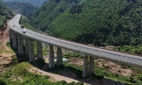 [Ảnh] Ngắm cao tốc La Sơn - Hòa Liên 4 làn xe uốn lượn giữa núi rừng