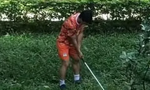 Công Phượng chơi golf ngoài vườn