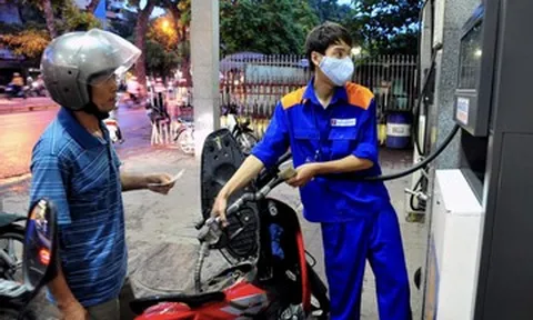 Hai doanh nghiệp lớn giảm thêm 300-350 đồng/lít xăng dầu sau kỳ điều hành