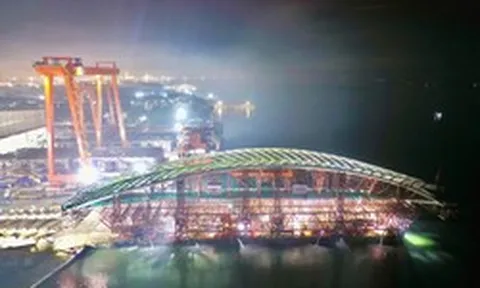 Đúng 2h15 ngày 16/10, tập đoàn của đại gia gốc Thanh Hóa đã hoàn thành công đoạn khó nhất với vòm thép nặng 3.400 tấn, hàng trăm người vỗ tay vỡ òa giữa đêm