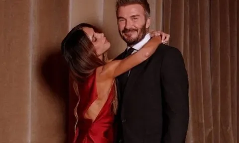 Victoria 52 tuổi vẫn diện đầm lụa sexy, tình tứ sánh đôi bên David Beckham