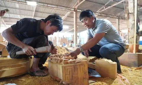 Bỏ nghề đóng thuyền, ông thợ Hà Tĩnh dựng nhà gỗ mít giá tiền tỷ