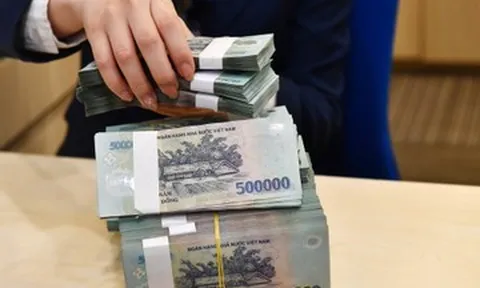 Lương hơn 300 triệu, nữ CEO bị cắt sạch tiền thưởng vì 'chân trong chân ngoài'