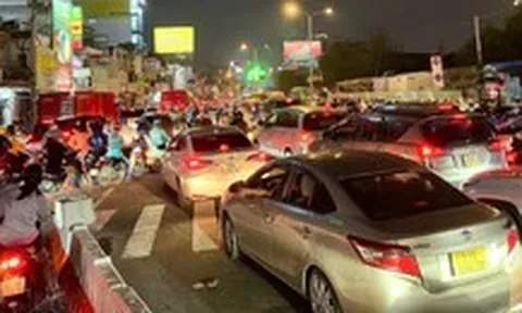 Khu Bảy Hiền đến Hoàng Văn Thụ kẹt xe không lối thoát từ đường vào hẻm
