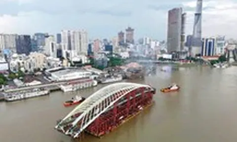 Mô phỏng phương án hợp long vòm thép nhịp cầu đi bộ qua sông Sài Gòn nặng 3.400 tấn
