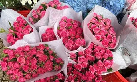 Hoa tươi dịp 20/10: Sáng tăng giá, chiều giảm vội để xả hàng