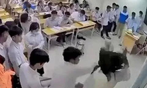 Bắt khẩn cấp nam sinh đấm cô giáo ngay trên bục giảng ở Hà Nội