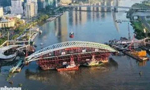 Đang hợp long cầu đi bộ qua sông Sài Gòn