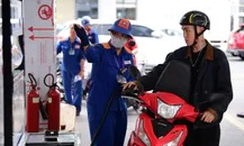 Giá xăng giảm, dầu tăng