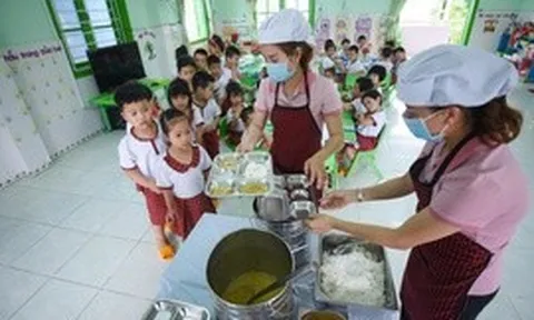 Cần chuẩn hóa bữa ăn học đường vì sức khỏe học sinh