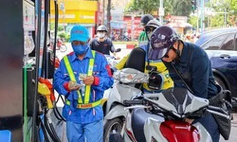 Giá xăng tiếp tục giảm mạnh, giá dầu tăng