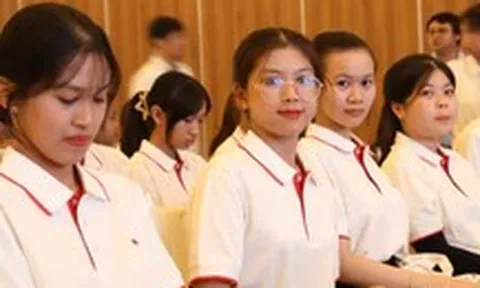 Phố biển Nha Trang chào đón 80 tân sinh viên được Tiếp sức đến trường, trao hơn 1,2 tỉ đồng