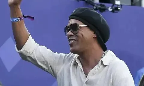 Dembele không thể đến gala Quả bóng vàng, Ronaldinho tái xuất sân cỏ ở tuổi 46