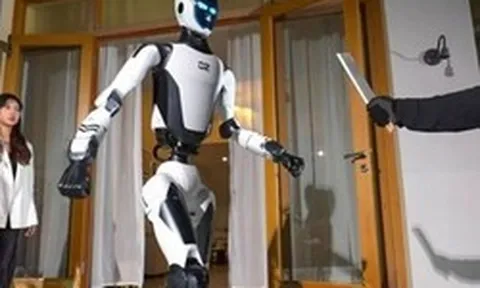 Robot hộ vệ gây chú ý với màn tước dao, nâng ô tô giải cứu người