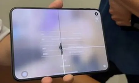 iPhone Duo bị nứt, sọc màn hình bất thường
