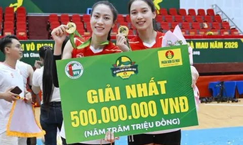 Hotgirl Kiều Trinh, Nguyễn Thị Phương cực xinh ăn mừng danh hiệu