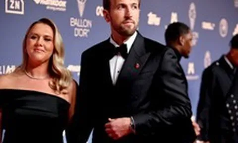 Harry Kane nắm tay vợ, gây chú ý khi diện đồng hồ Rolex 34 tỷ ngày giành cú đúp giải thưởng Quả bóng vàng 2026