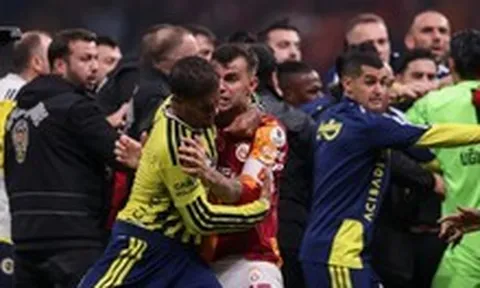 Hai đại gia Thổ Nhĩ Kì lao vào ẩu đả sau trận derby "nóng như lửa"