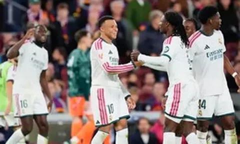 La Liga điều tra vụ Camavinga bị fan Barca vung cột cờ tấn công