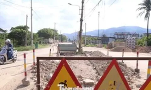 Đường hơn 3km thi công 3 năm vẫn dang dở, người dân khổ sở đi lại