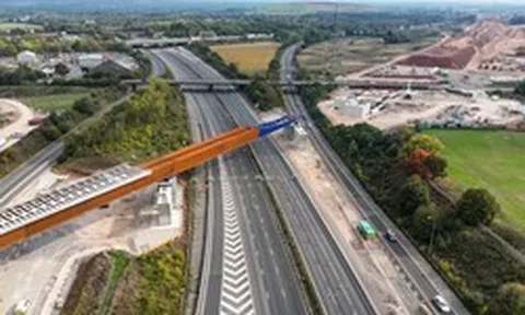 Huy động kỹ sư và hệ thống kích thủy lực vào cuộc, đẩy cây cầu thép 4.750 tấn qua cao tốc mà không cần đóng đường, hoàn thiện một dự án đường sắt quy mô lớn