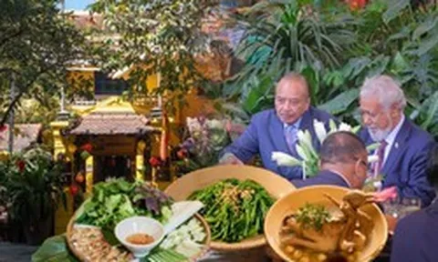 Việt Nam có quán ăn đón liên tiếp 3 nguyên thủ, đãi toàn rau muống xào tỏi, có vị còn xắn tay vào bếp cuốn nem cua bể
