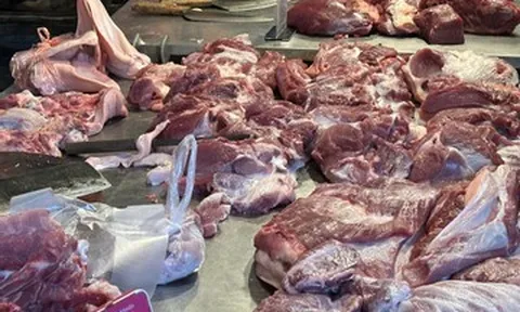 Giá lợn hơi giảm xuống đáy, siêu thị có loại vẫn bán 280.000 đồng/kg