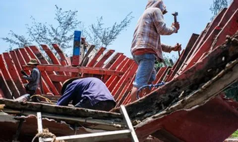 'Hồi sinh' xác tàu cũ, người thợ Hội An chế tác thành đồ nội thất độc bản