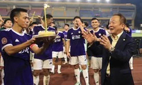 Bầu Hiển đón sinh nhật tưng bừng ngày CLB Hà Nội thắng ngược dòng Ninh Bình đầy cảm xúc